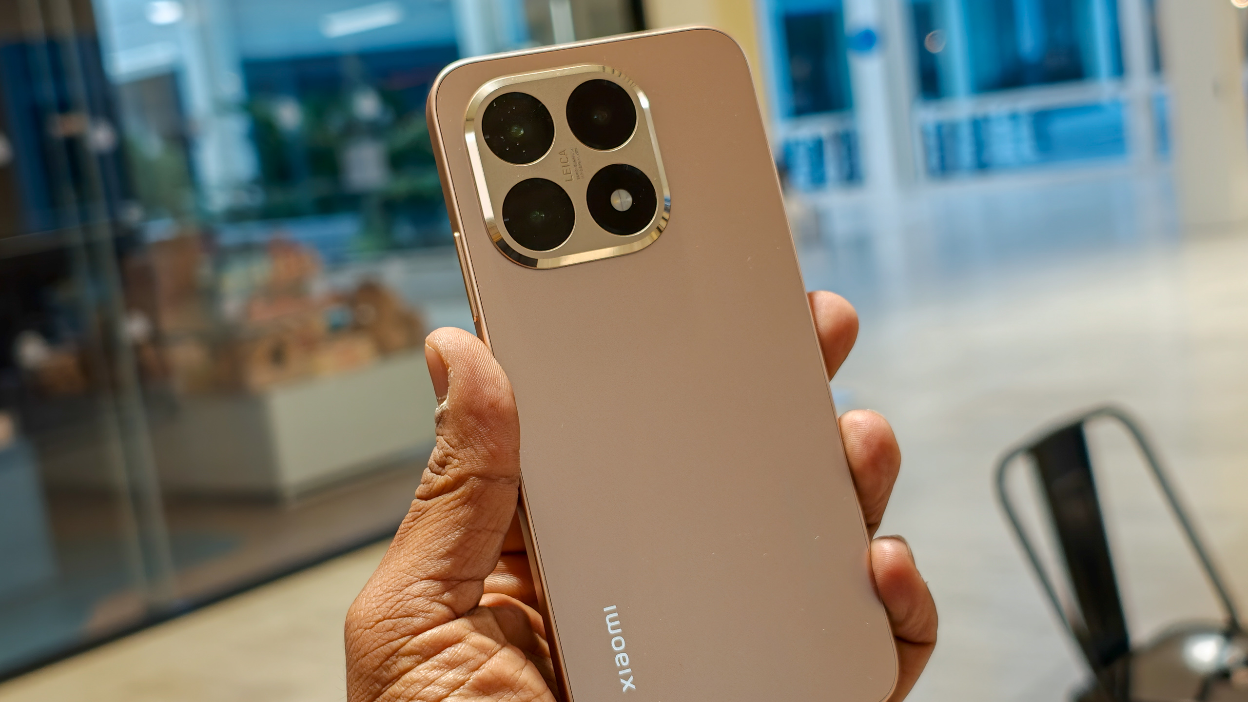 Xiaomi 15T in rose gold in the hand