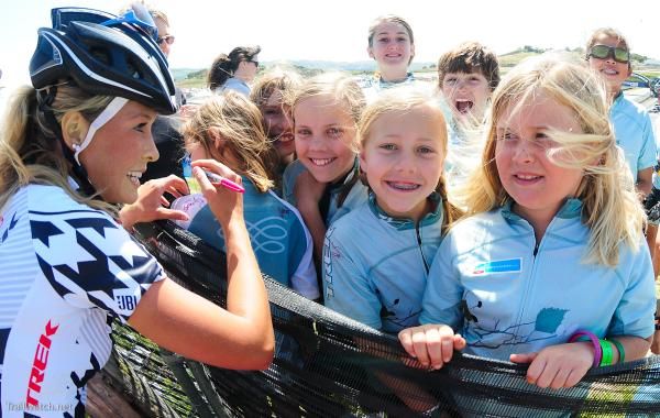 Emily Batty (Trek World Team) signing autographs for the "Little Bellas"