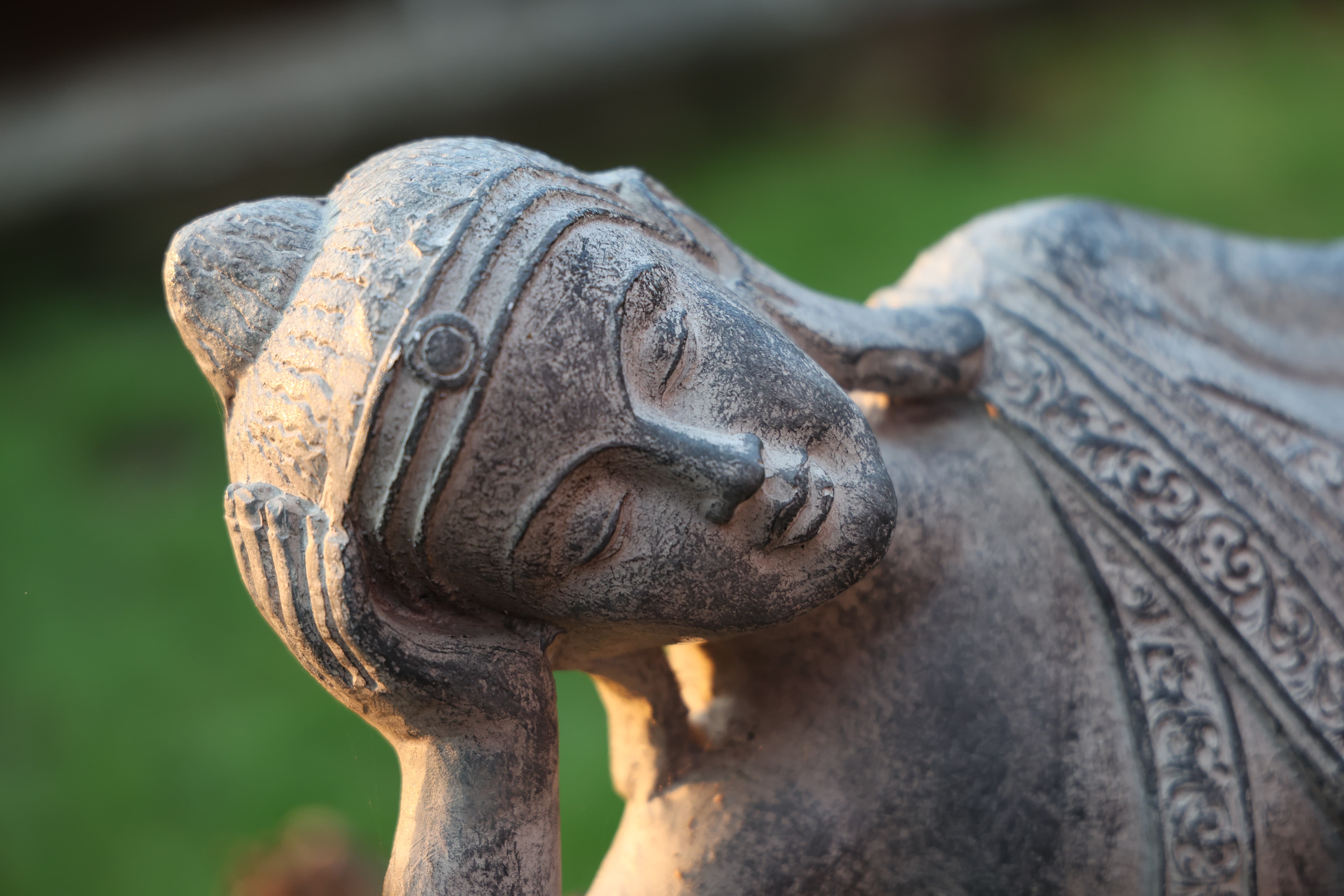 canon eos r6 II close up of buddhist statue