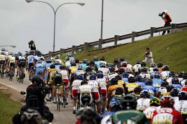 The peloton on the road to Kuantan.