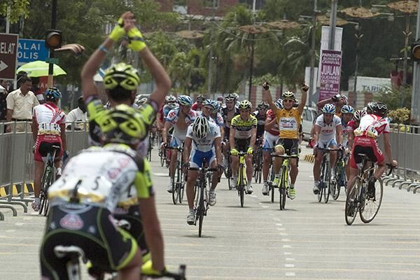 Grazie for the help: Stage winner Andrea Guardini (yellow) thanks his Farnese Vini/Neri Sottoli teammates after claiming another stage in Butterworth.