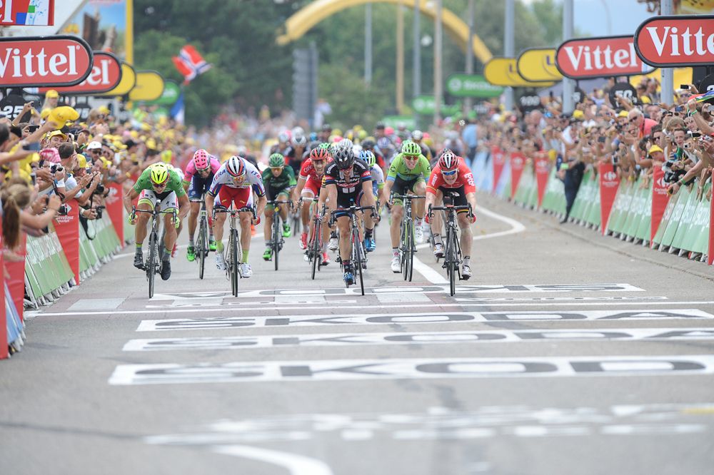 The sprinters bear down on the finish of 15 at the 2015 Tour de France.