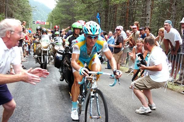 Alexandre Vinokourov (Astana) receives plenty of encouragement on the Mont&eacute;e Laurent Jalabert.