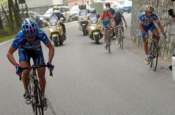 Gilberto Simoni (Lampre Cafitta) goes on the attack, leaving Bettini, Schleck and Caruso to chase