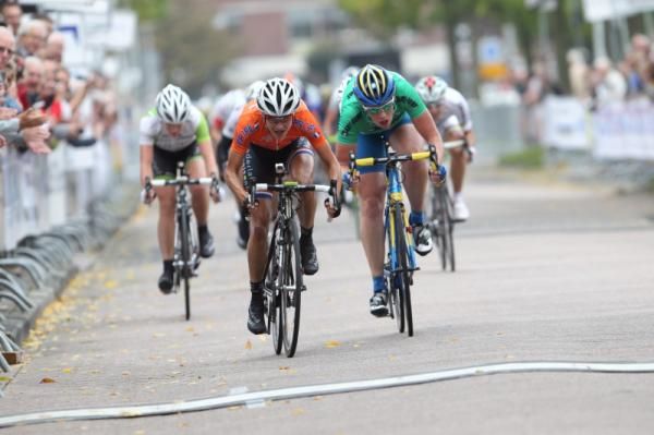 The sprint for fourth place was won by race leader, Marianne Vos (Nederland Bloeit) from Kirsten Wild (AA Drink)