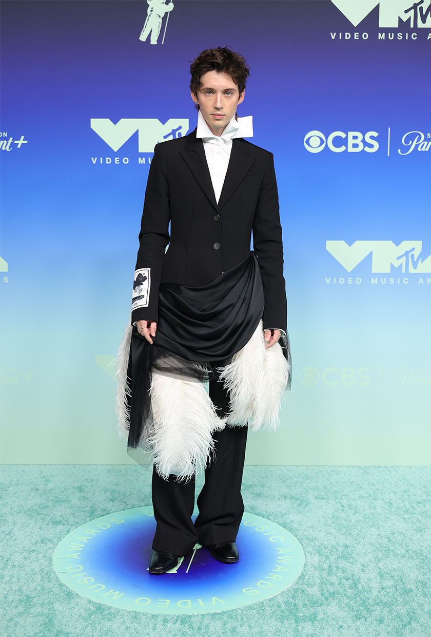 Troye Sivan at the 2026 VMAs red carpet.