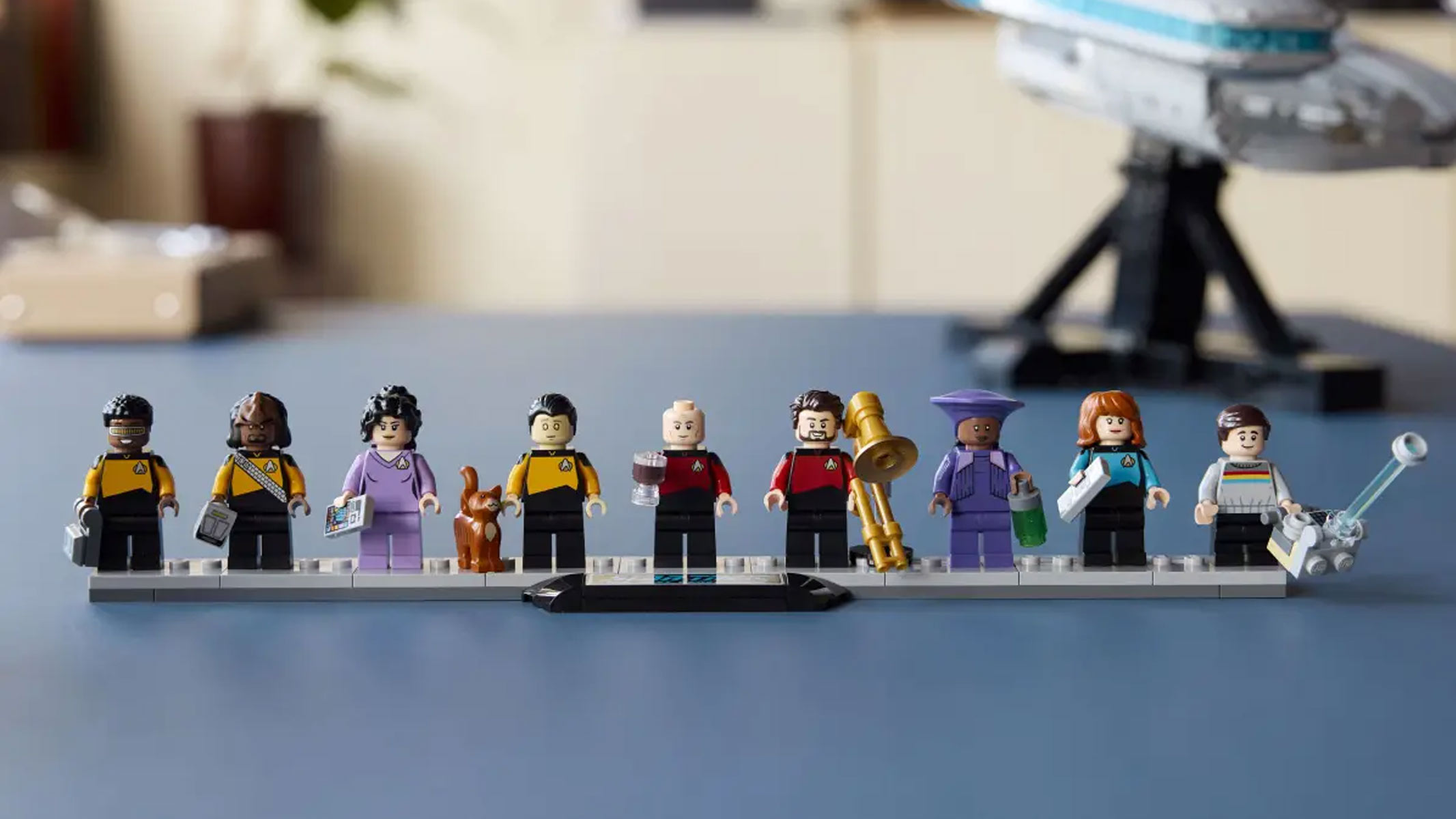 灰磚宇宙飛船上展示著小人仔和信息板。