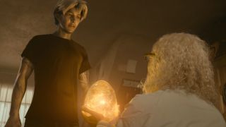 The avatar of Parcival receiving the Easter Egg from Halliday in Ready Player One 