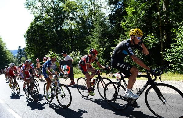 The leading group earlier in the climb