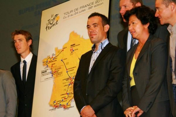 Anthony Charteau near the route map