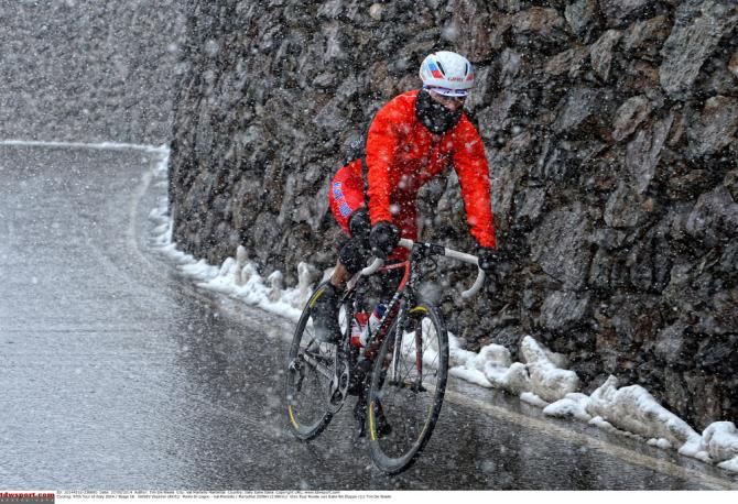 Vladimir Gusev (Team Katusha) braves the elements on stage 16 of the Giro d'Italia