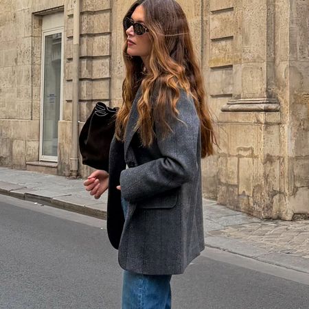 Woman in a blazer and jeans in Paris
