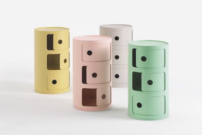 Kartell ' Componibili '存储。圆形抽屉柜，每个抽屉上有三个黄色、粉色、紫色和绿色的抽屉。