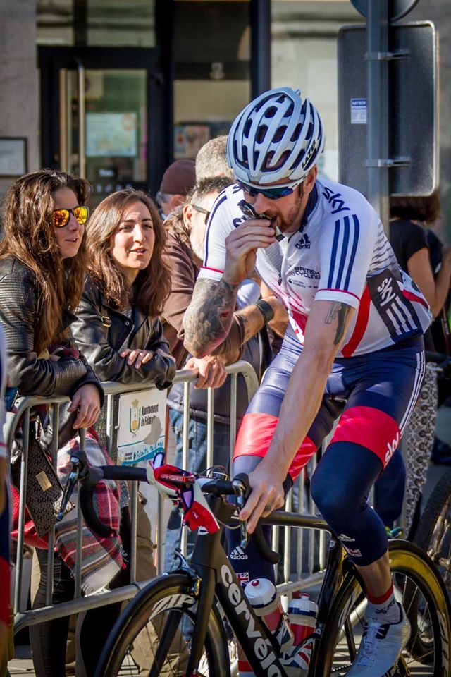Bradley Wiggins eats a bar before the start of race one