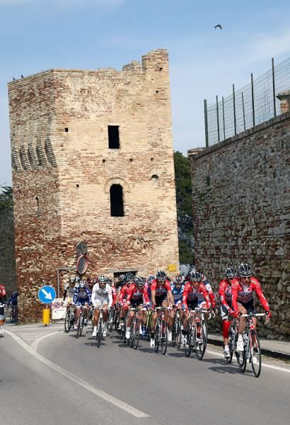 Acqua &amp; Sapone controls the peloton.