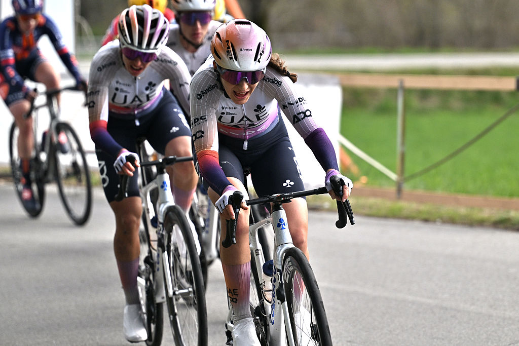 CITTIGLIO, ITALIA - 15 DE MARZO: Eleonora Camilla Gasparrini de Italia y el equipo ADQ de los Emiratos Árabes Unidos compiten en la escapada durante el 27º Trofeo Alfredo Binda - Comune di Cittiglio 2026 152,7 km de Luino a Cittiglio / #UCIWWT / el 15 de marzo de 2026 en Cittiglio, Italia.Luino, Italia. (Foto de Luc Claessen/Getty Images)