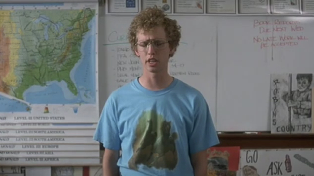 Jon Heder como Napoleão apresentando para sua turma em Napoleon Dynamite