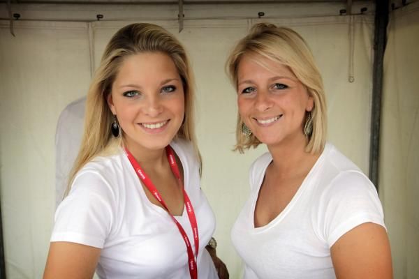 Eneco Tour's podium women take a moment for a photo together before heading to the stage.