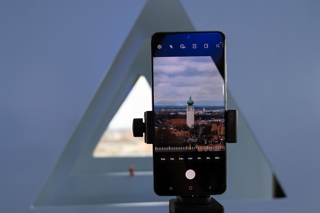 Vi beveger oss godt inn i den digitale zoomen, og kirket&aring;rnet har fortsatt en hel del detaljer.