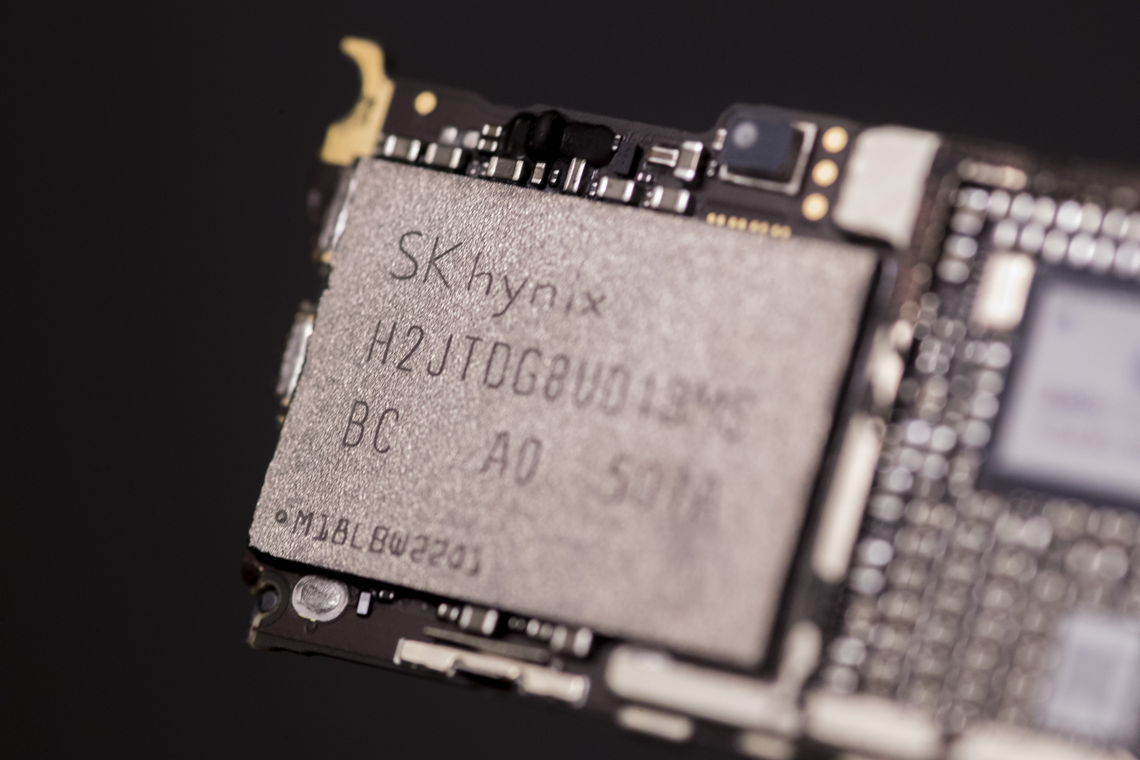 SK hynix chip in iPhone.