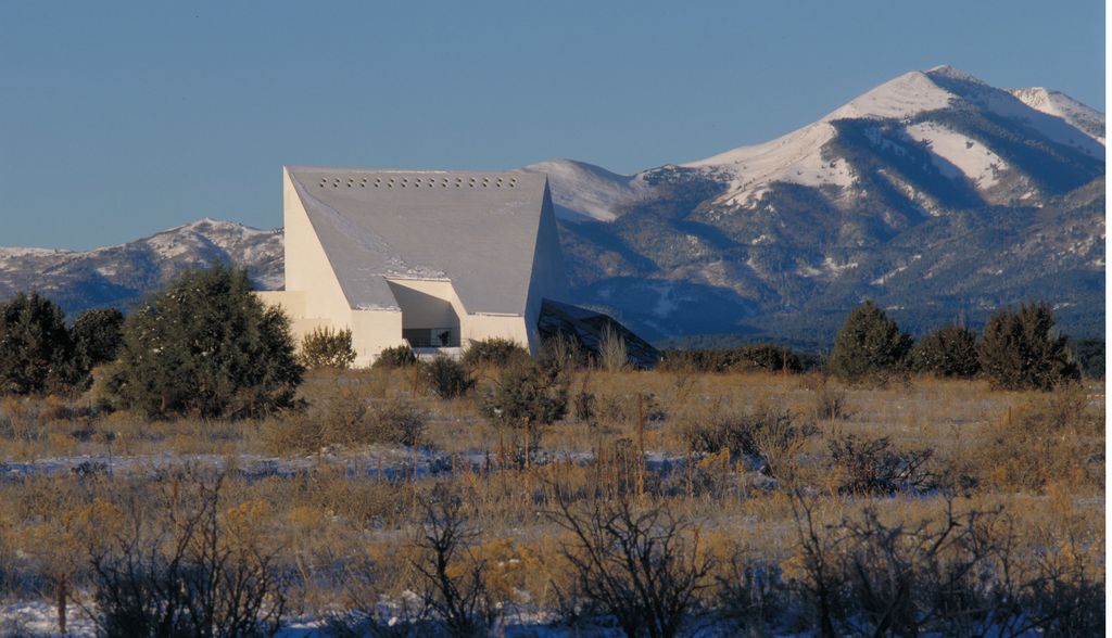 Brutalist house in front of mountains