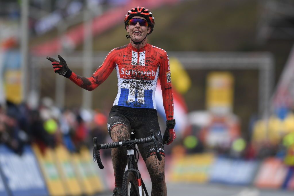 Lucinda Brand celebrates her victory in Hoogerheide