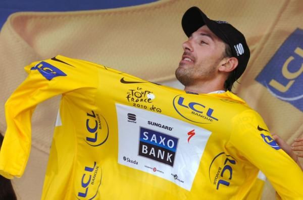 Fabian Cancellara (Saxo Bank) makes the yellow stretch to fit