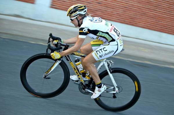 Linda Villumsen (HTC-Columbia) on the way to taking over the yellow jersey.