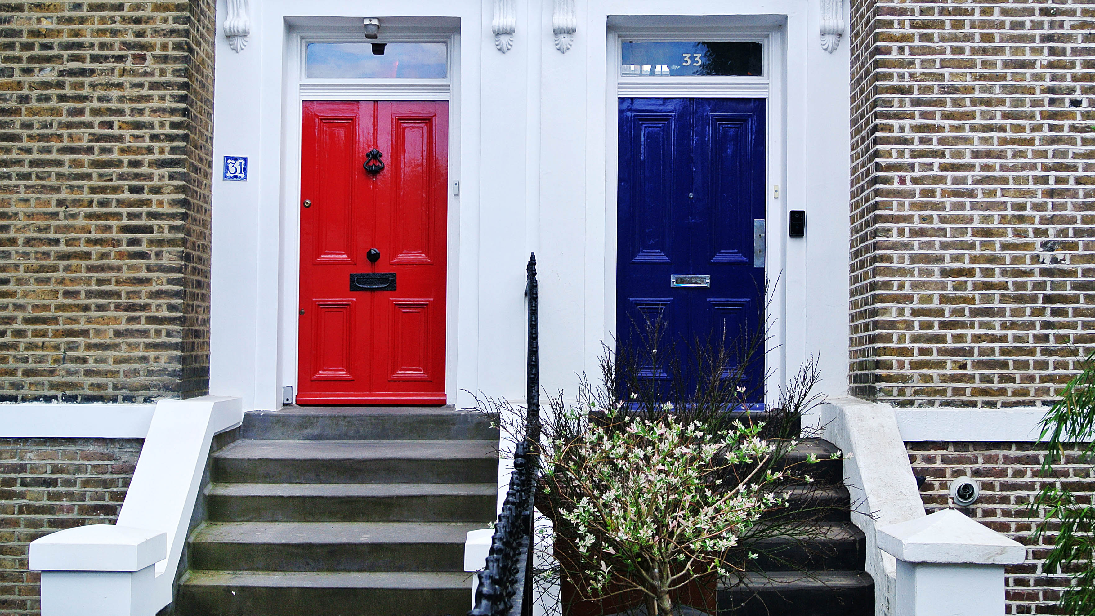 Две смежные входные двери, красная и синяя.