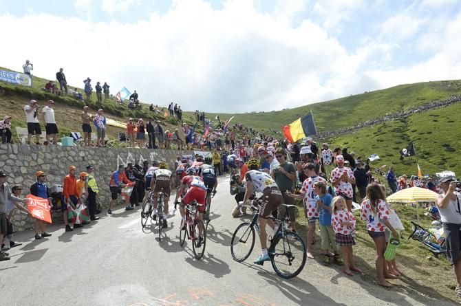 The peloton heads up the Port de Bales