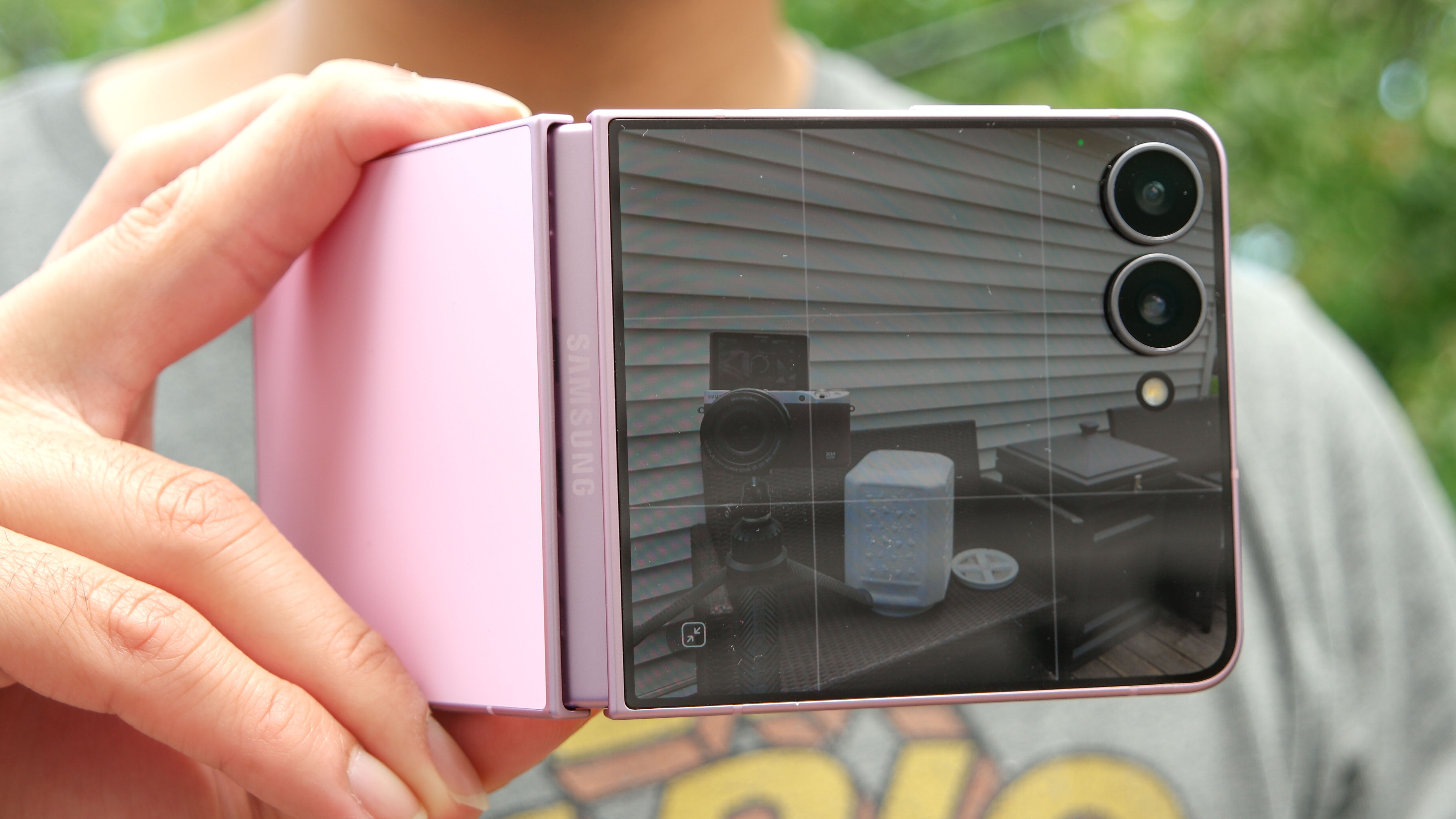 Samsung Galaxy Z Flip 8 used to vlog.