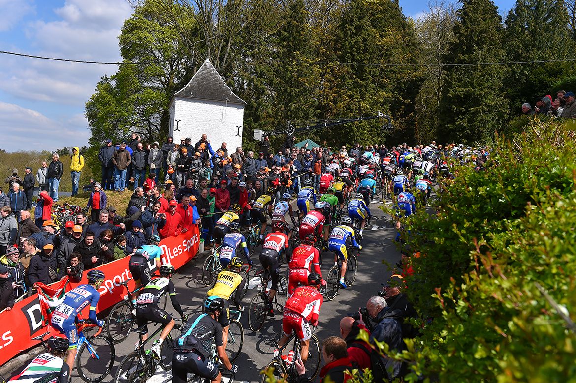 The bunch climbs the Mur de Huy