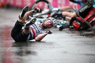 Mark Cavendish falls at the line on stage 5 of the Giro d'Italia