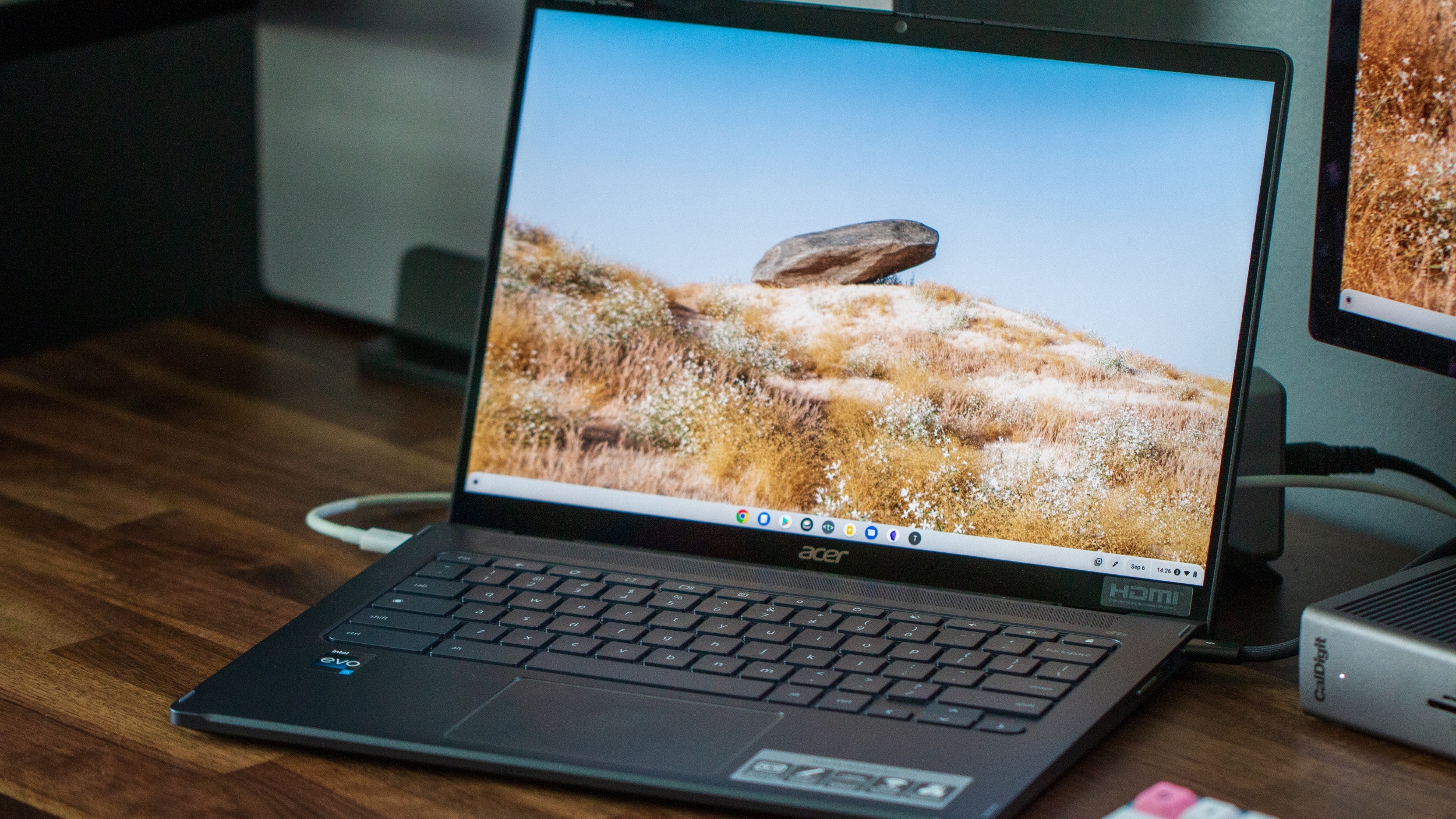 تم توصيل Acer Chromebook Spin 714 بإرساء على المكتب