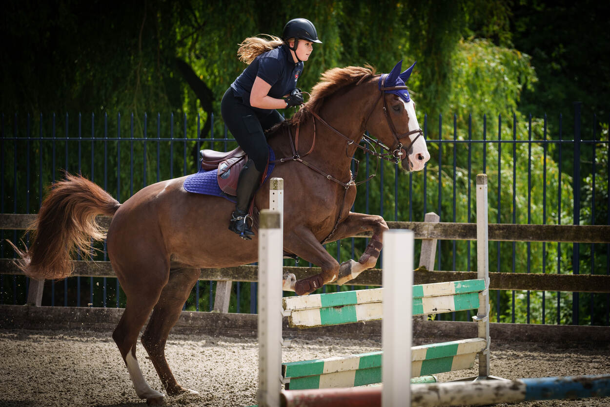 Princess Catharina-Amalia jumping on her horse, Mojito