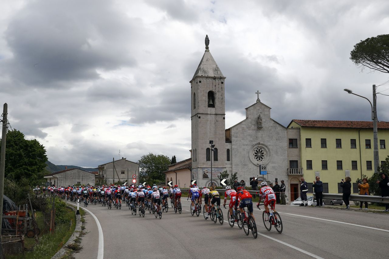 The peloton make their way through a town mid-stage