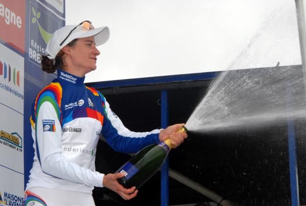 Marianne Vos celebrates her World Cup win
