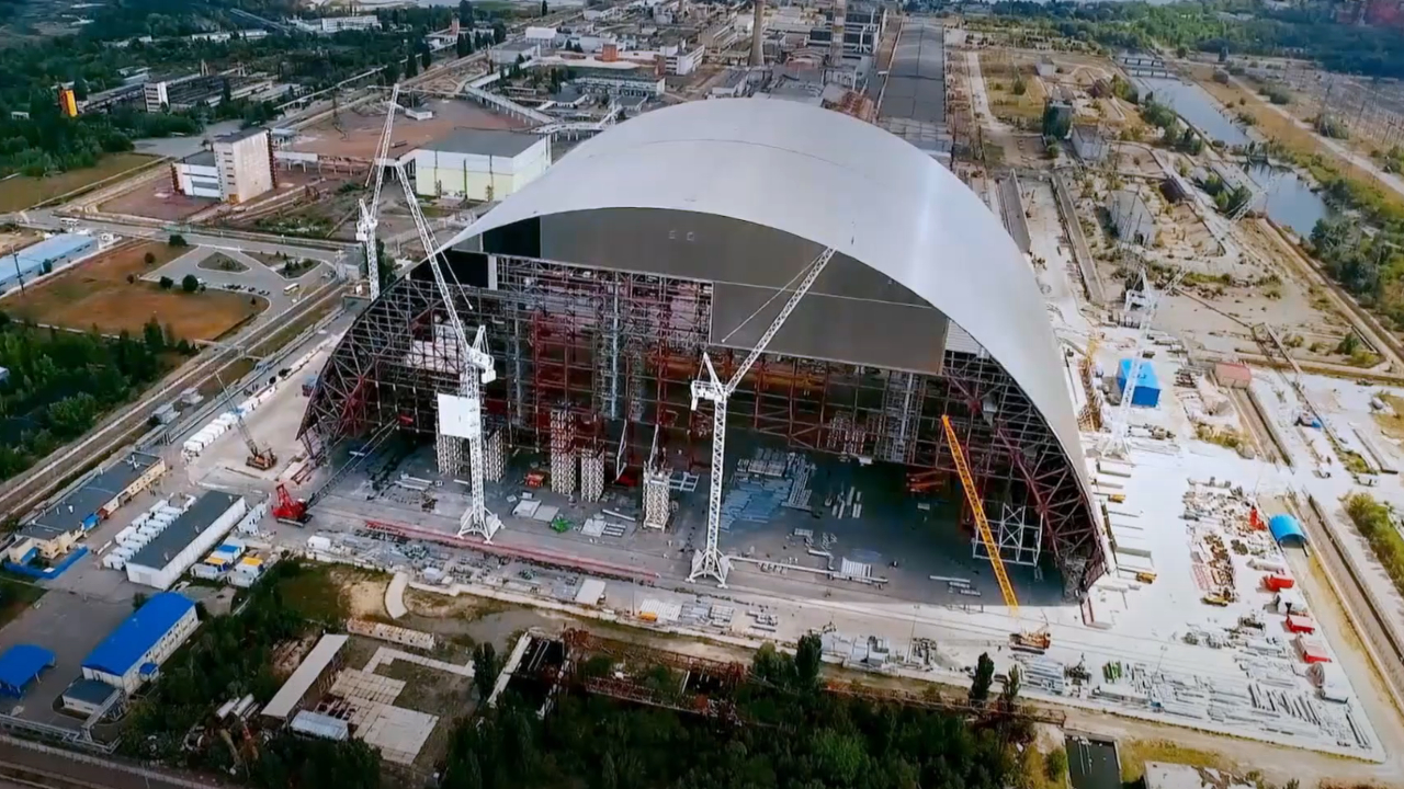 La construcción de la enorme estructura en la construcción de la MegaTumba de Chernobyl