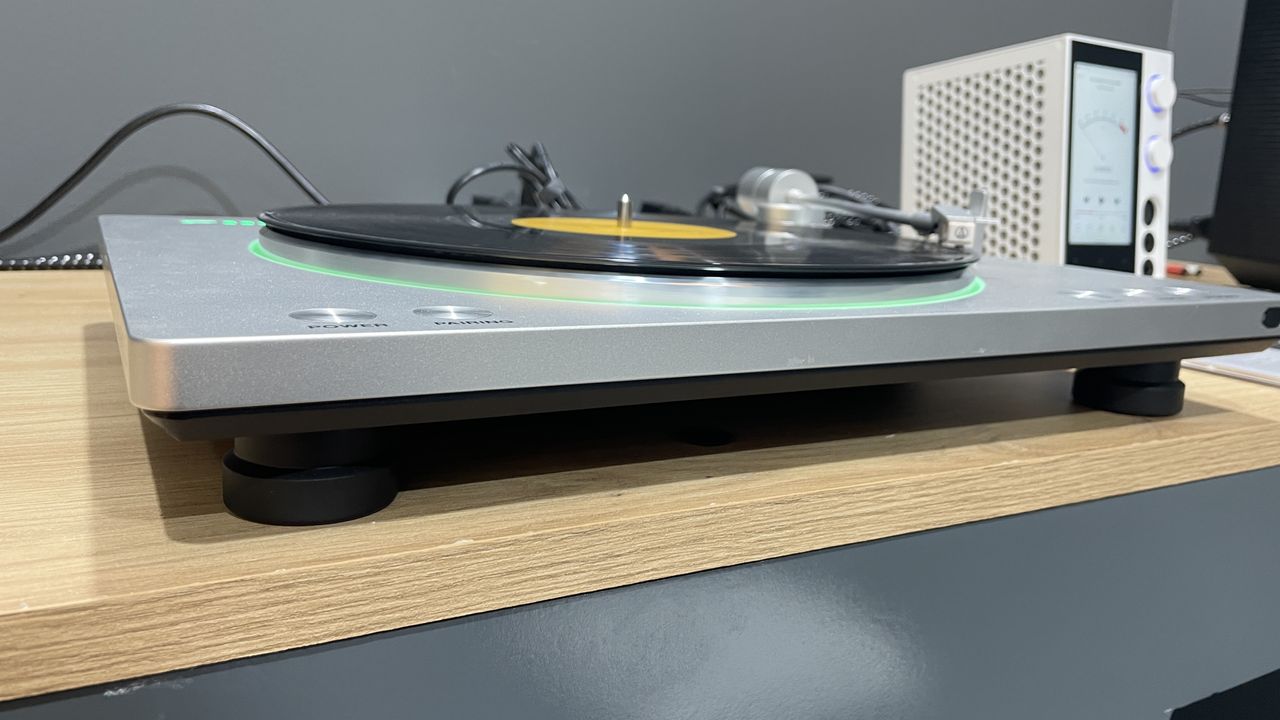 FiiO TT13 turntable on display