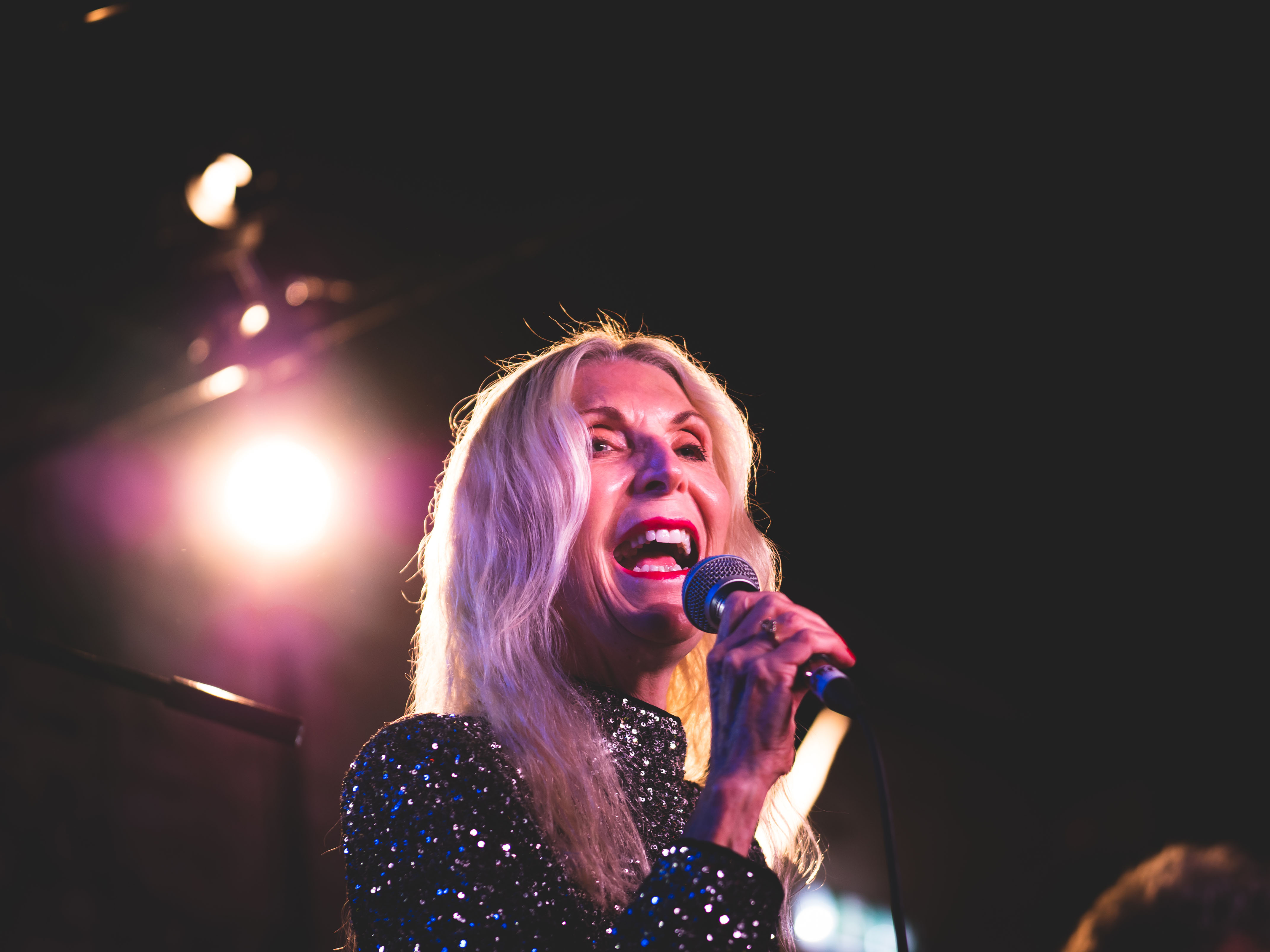 TV tonight – Vocalist Bette is back on stage.