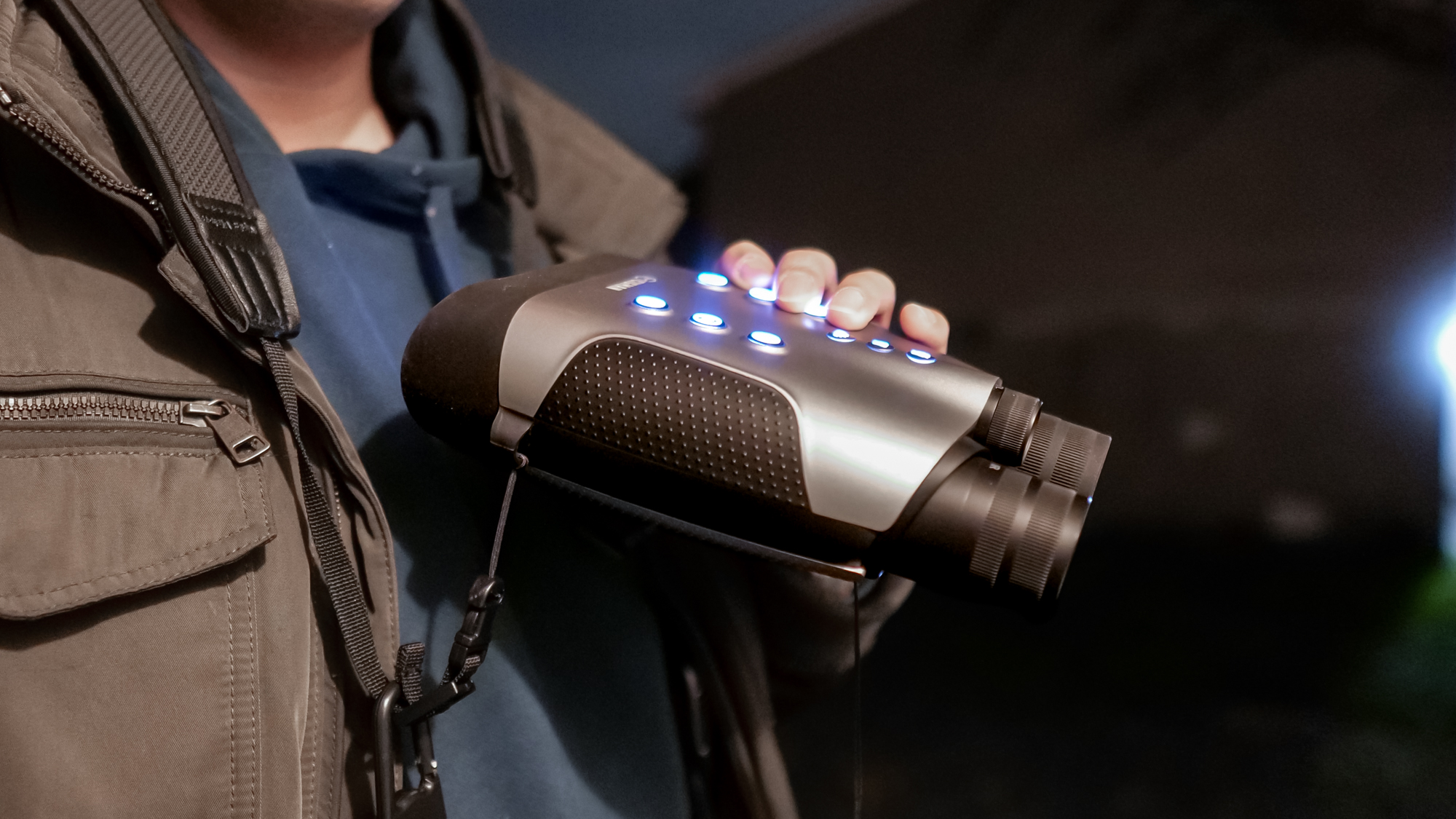 Cigman CNVPRO night vision binoculars held in the hand.