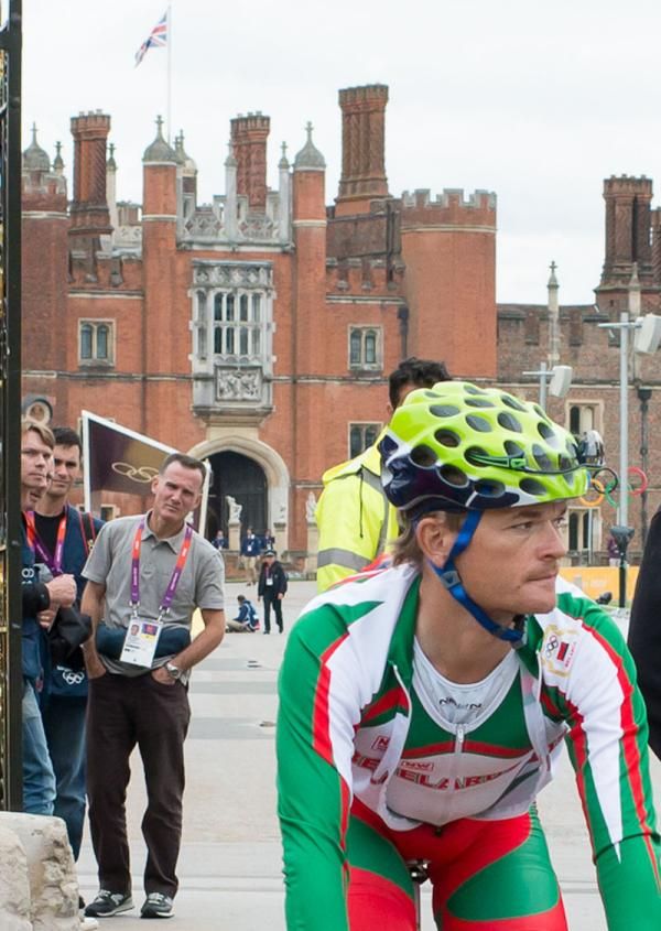 Vasil Kiryienka (Belarus) with Hampton Court in the background