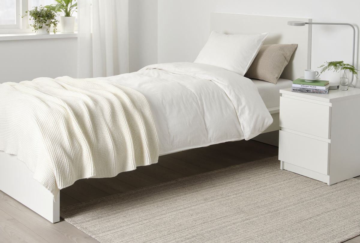 Ce tapis IKEA à 15 $, universellement apprécié, est enfin disponible aux États-Unis et constitue un élément essentiel de ma chambre scandinave.