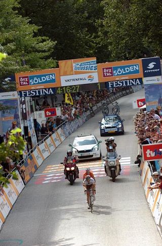 The early break of Sergio de Lis (Euskaltel-Euskadi) and Yuriy Kirvtsov (AG2R La Mondiale).