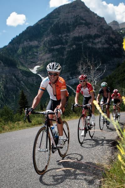 Paco Mancebo (Realcyclist.com) leads a group.