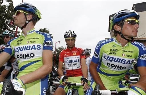 Race leader Vincenzo Nibali concentrates before the start flanked by his Liquigas-Doimo teammates