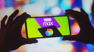 HBO Max en Discovery Plus-logo's op een smartphonescherm