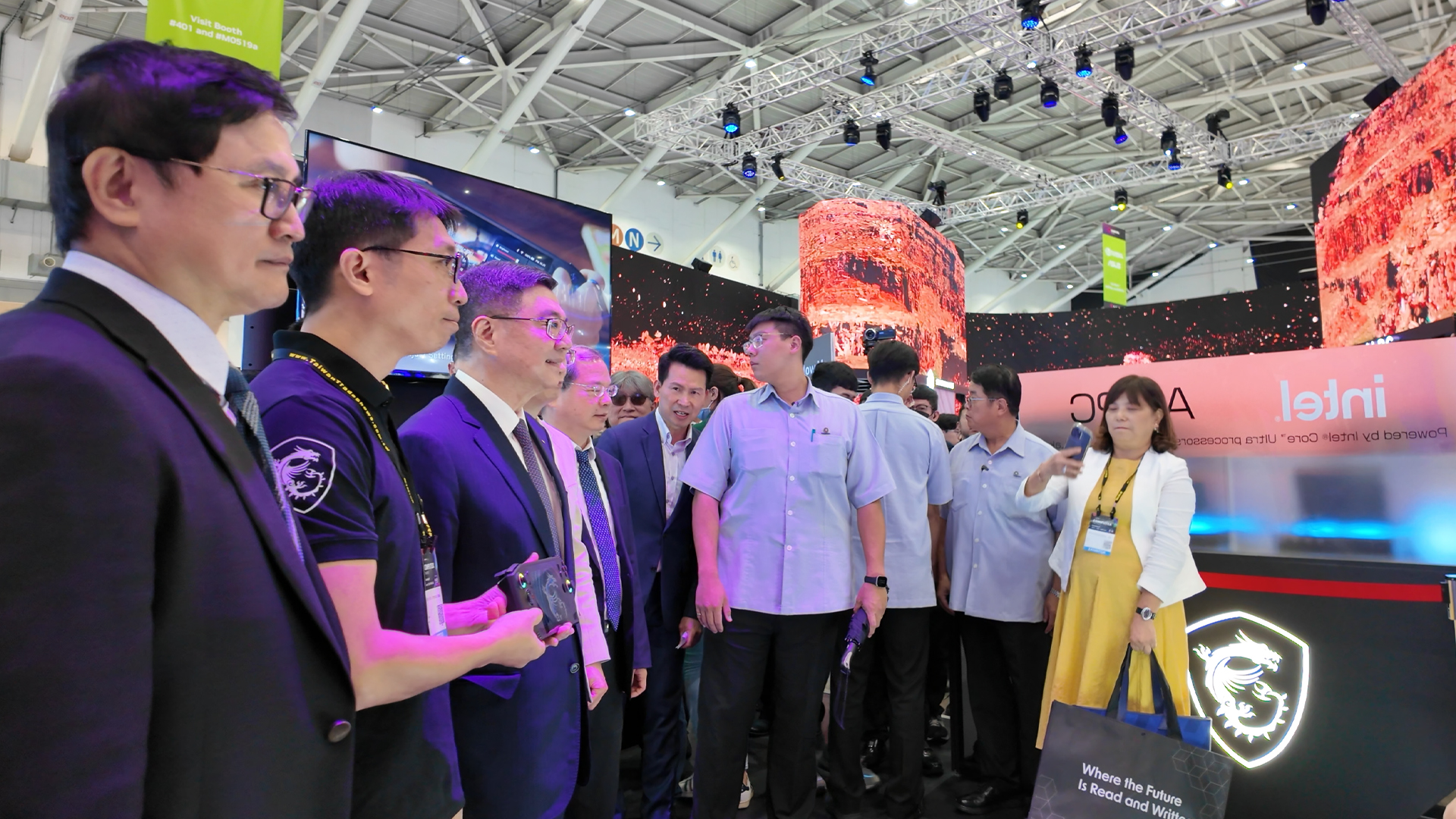 Lai Ching Te visite le stand MSI Claw au Computex 2024.