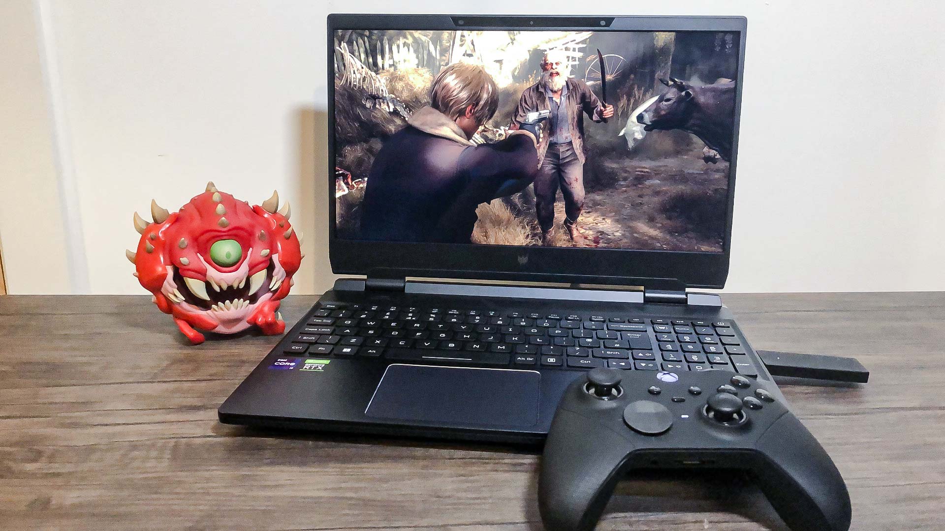 Acer Predator Helios 300 en el escritorio