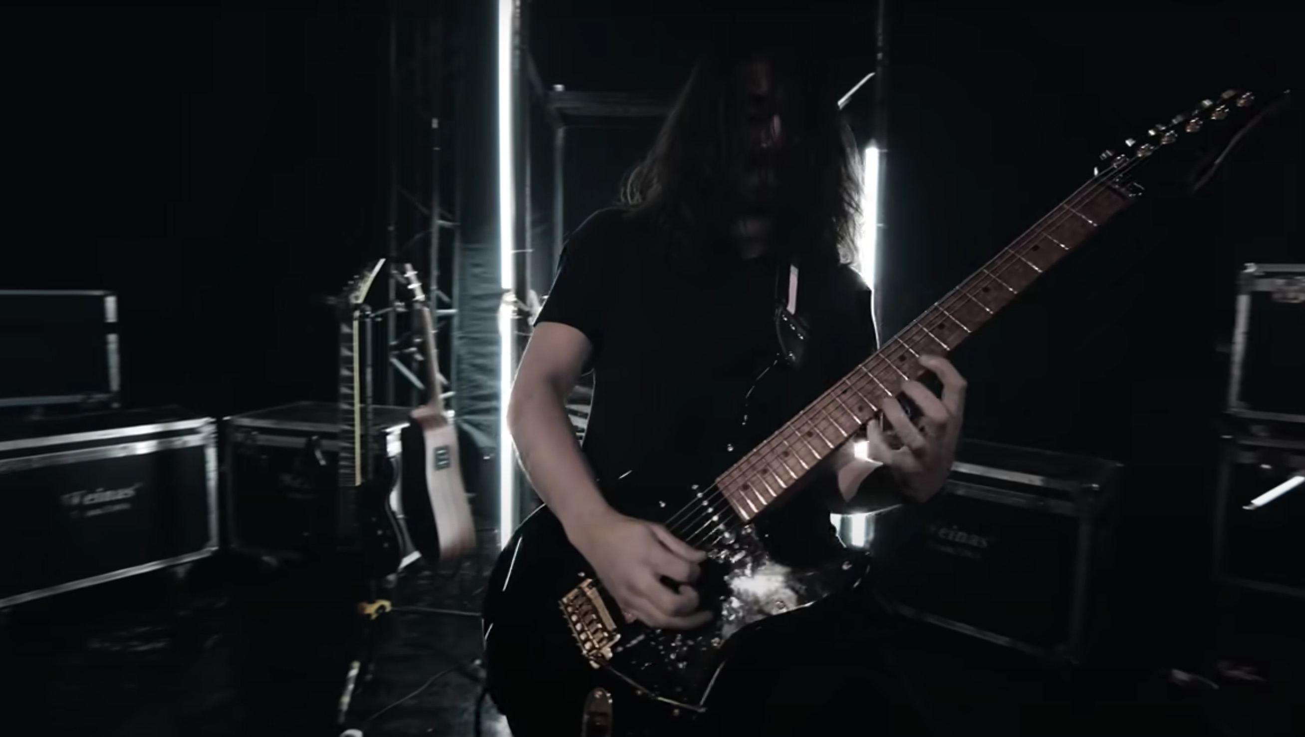 Mateus Asato performing with Oficina G3